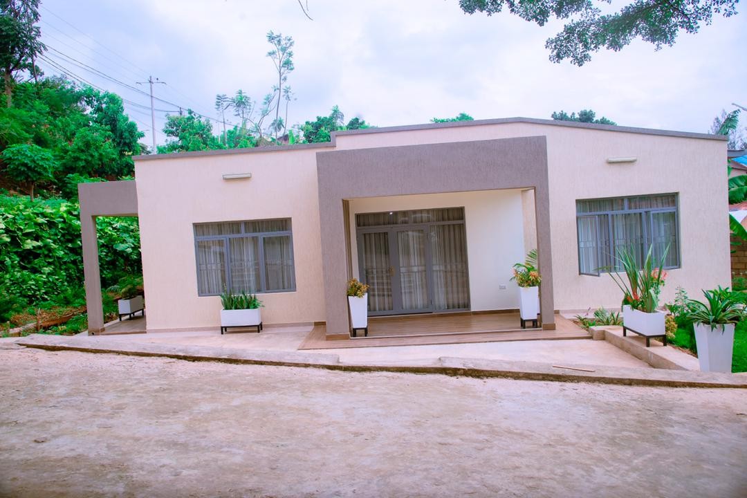 BERE 102: Kiyovu nice full furnished  house for rent with a big bedrooms in Kigali Rwanda #+250780675812