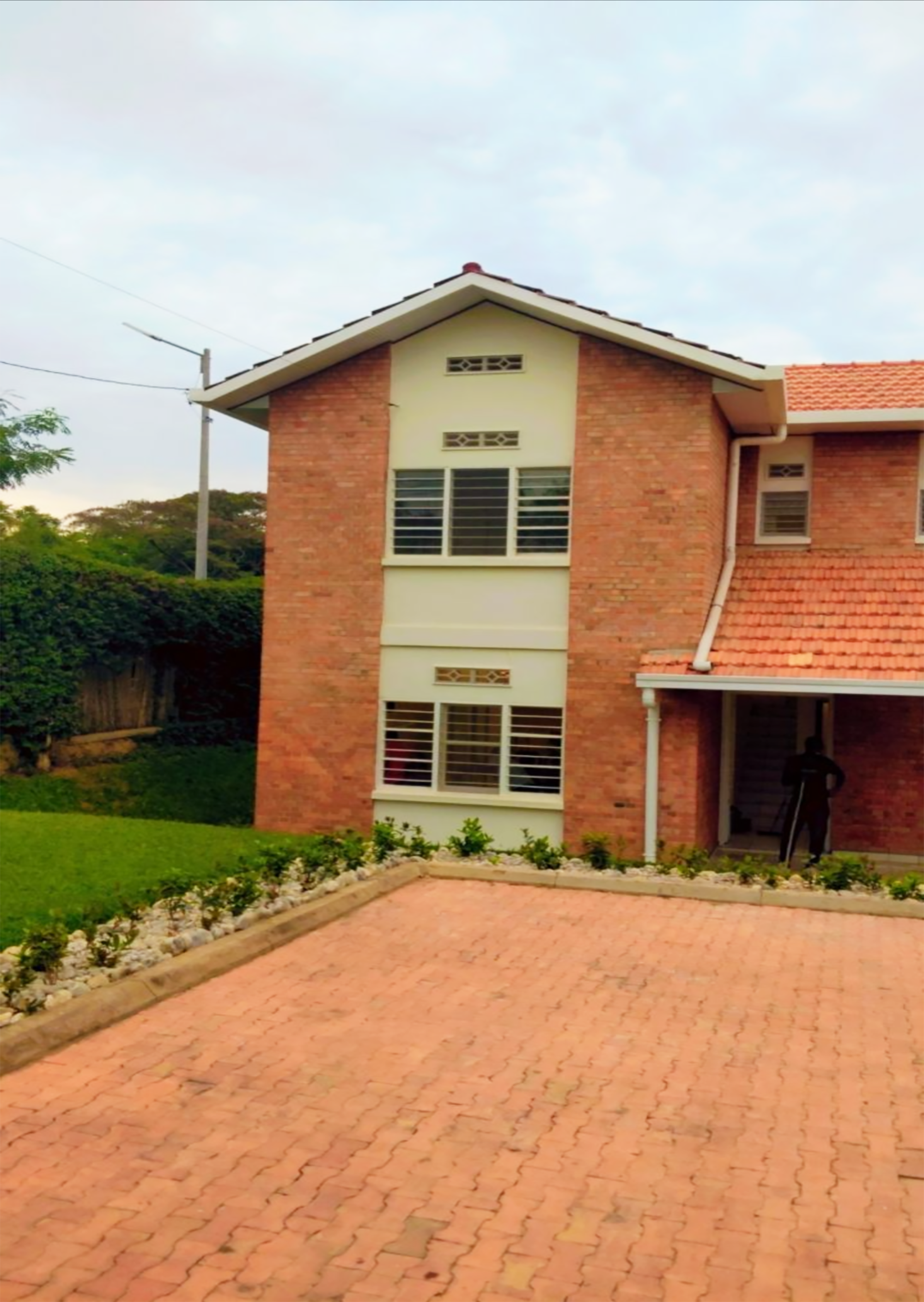 BERE 107 MEB: Gacuriro HOUSE available for rent AT GOOD PRICE #+250780675812